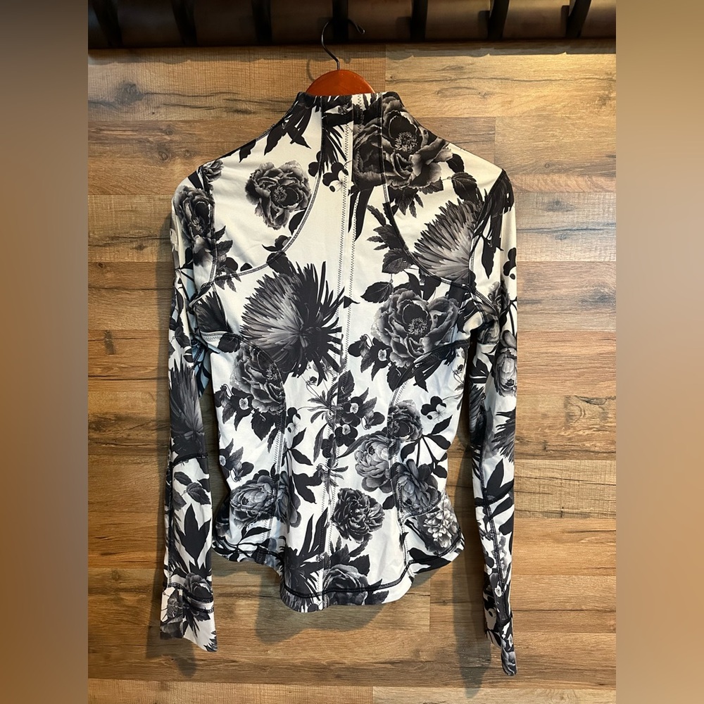 Lululemon Floral Zip-Up Jacket | Size 6 | Black & White | Stylish & Chic - Picture 6 of 6